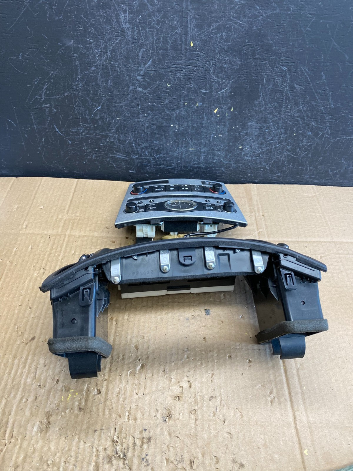 2007 to 2010 Infiniti G35 G37 Radio Player Climate Control Panel Bezel AC9602 DG3