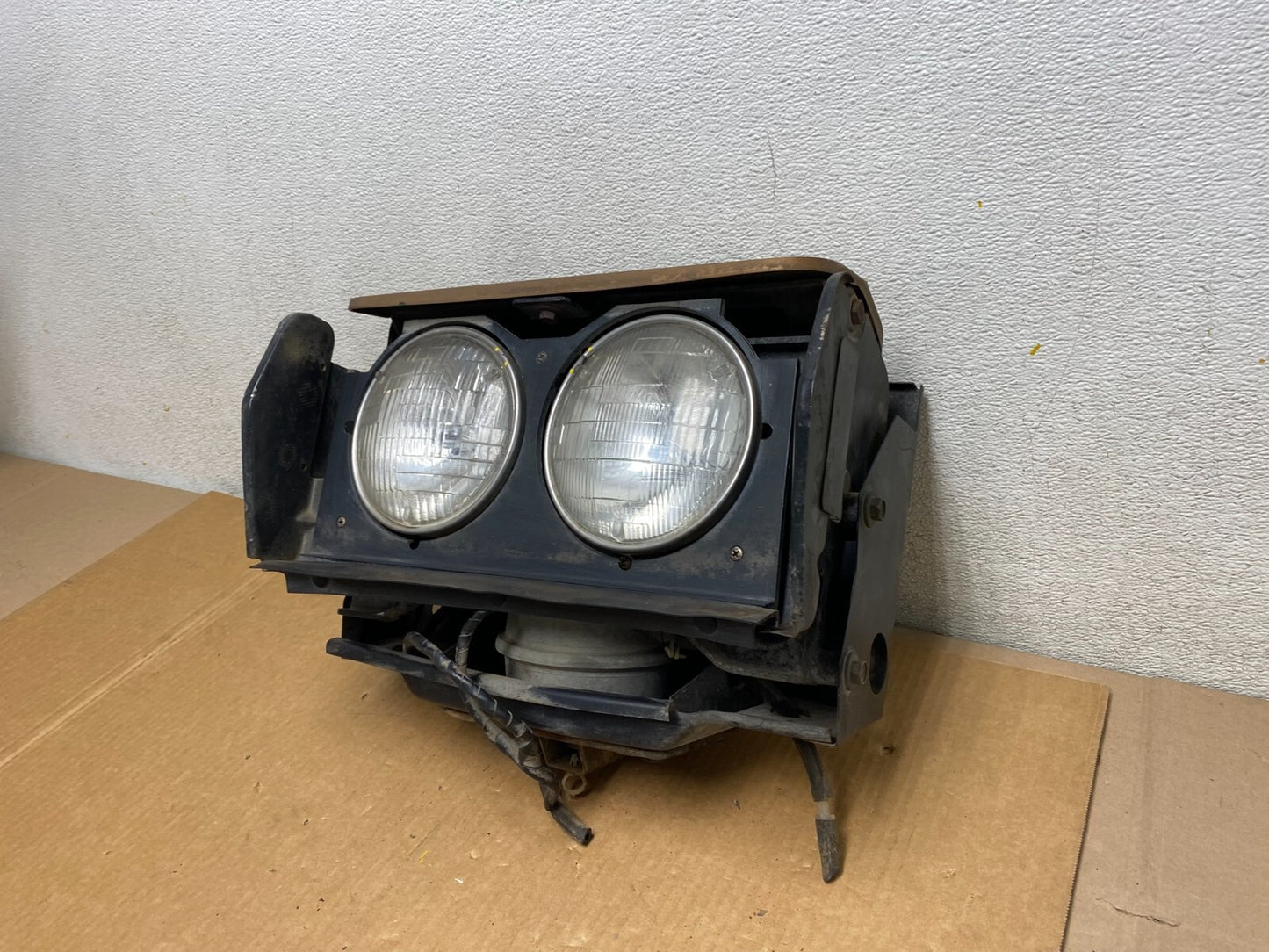 1969 1970 1971 Lincoln Continental Right Passenger Side Headlight I05671