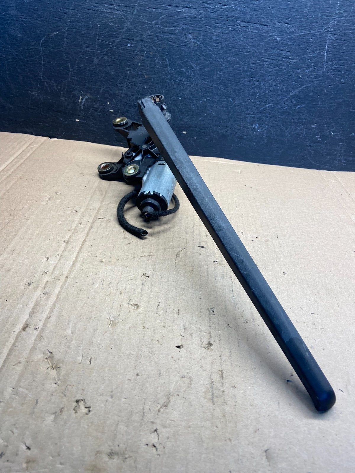 2007 to 2015 Audi Q7 Rear Windshield Washer Wiper Motor AE2327 DG2