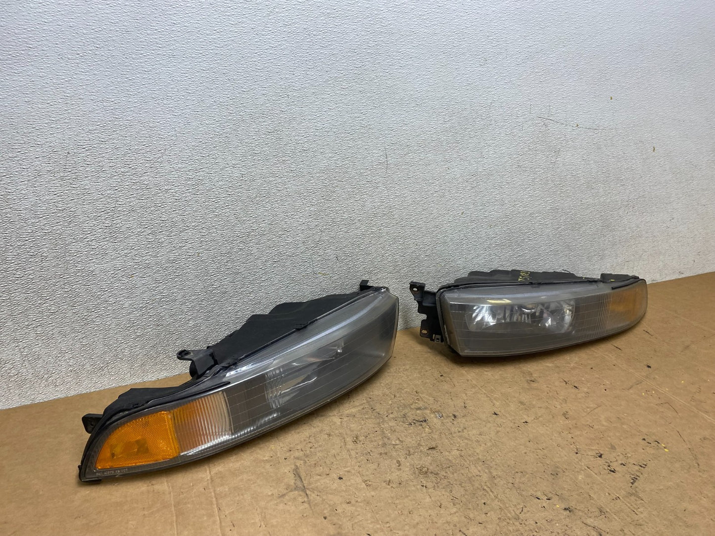 2002 to 2003 Mitsubishi Galant Left+Right Side Headlights T5183 DW2