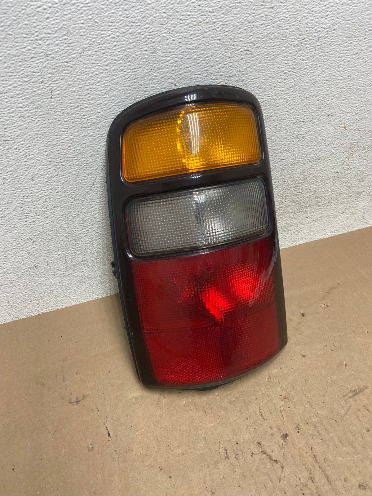 2000 - 2006 Chevrolet Suburban Tahoe Yukon Left Driver LH Tail Light AE6070 LK2