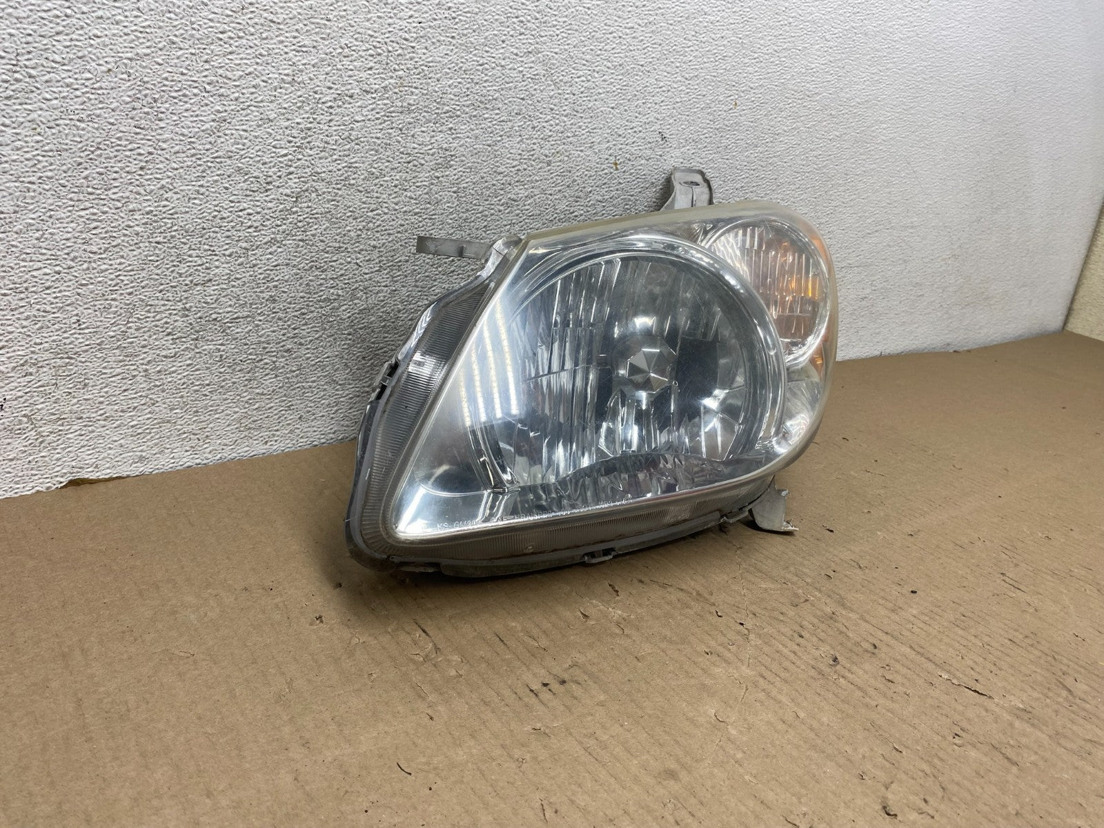 2005 to 2008 Pontiac Vibe Left Driver LH Side Headlight Halogen AG7975 DW1