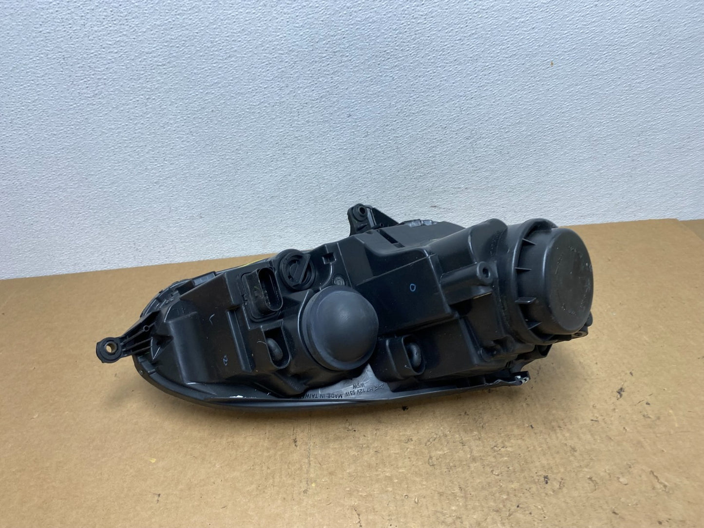 2005 to 2010 Volkswagen Jetta Left Driver LH Side Headlight Halogen AD2424 DW4