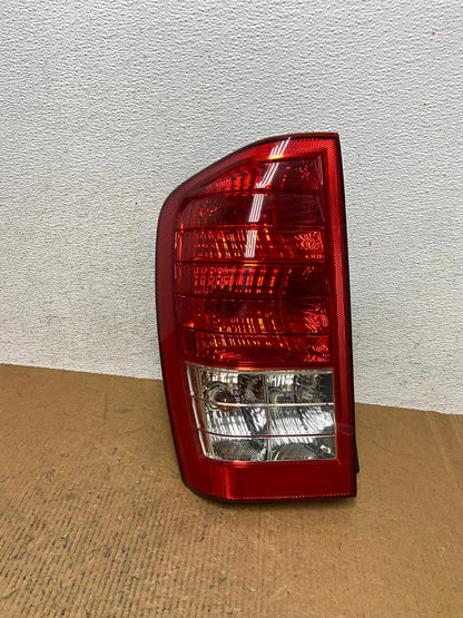 2007 to 2010 Hyundai Entourage Left Driver LH Side Tail Light AE0500 LK0