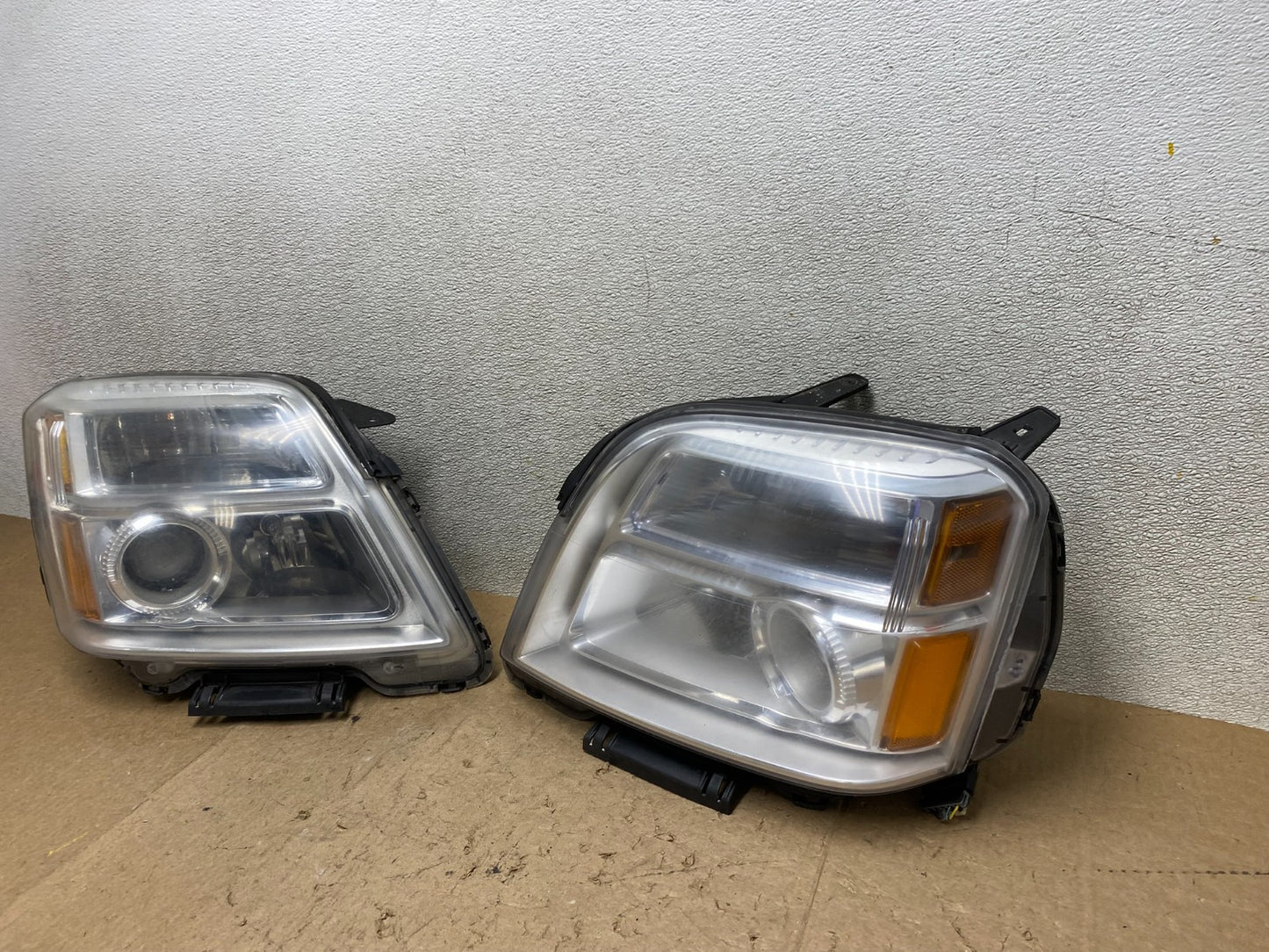 2010 to 2015 GMC Terrain Halogen Left+Right Side Headlights W9265 DW1