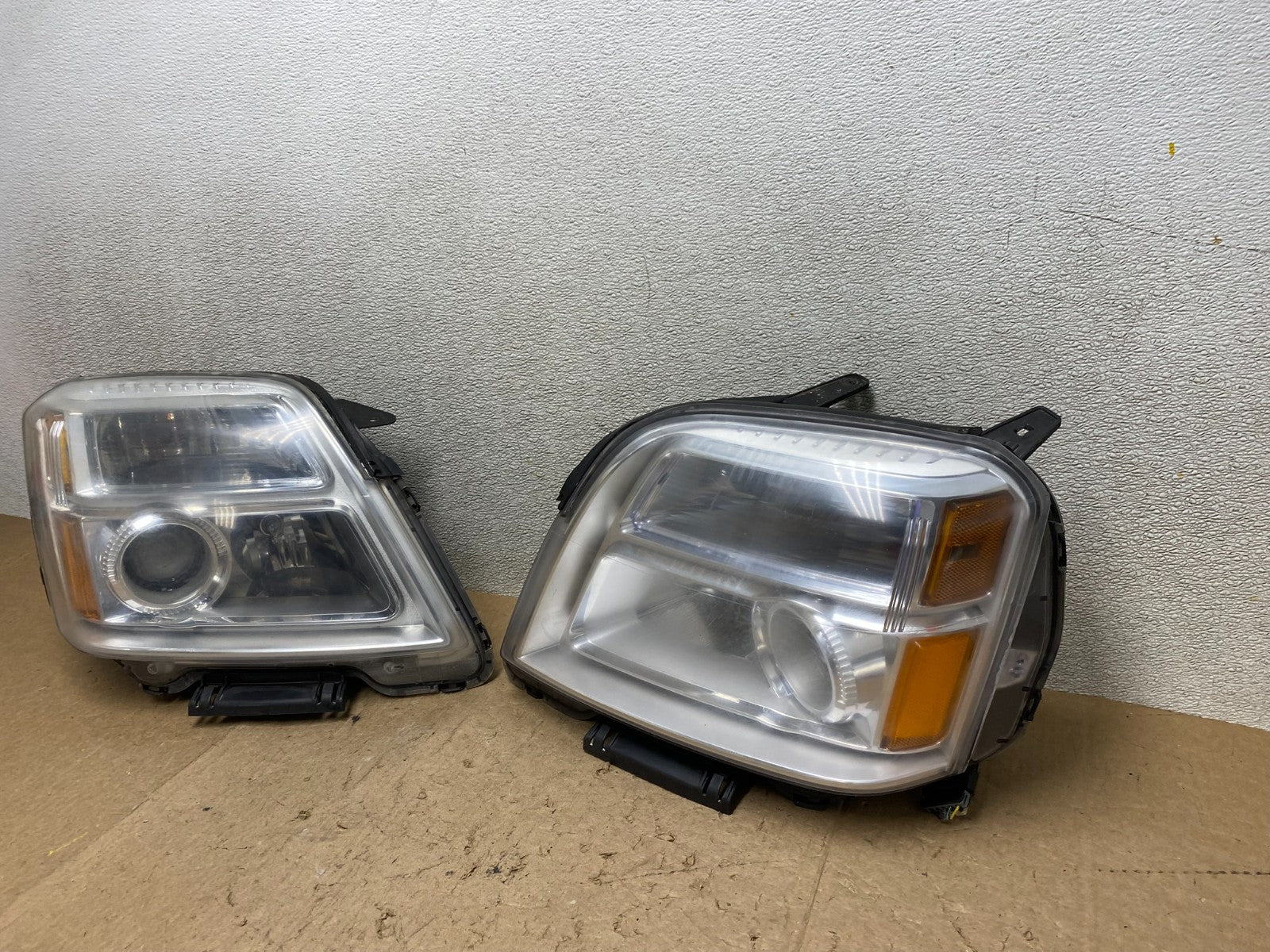 2010 to 2015 GMC Terrain Halogen Left+Right Side Headlights W9265 DW1