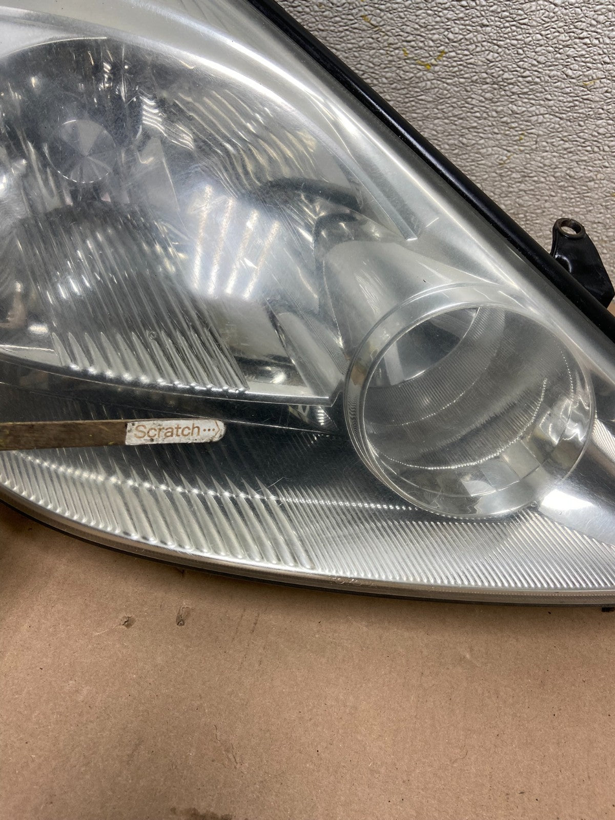 2004-2005 Toyota Sienna Right Passenger Halogen Headlight OEM X9190 DW4