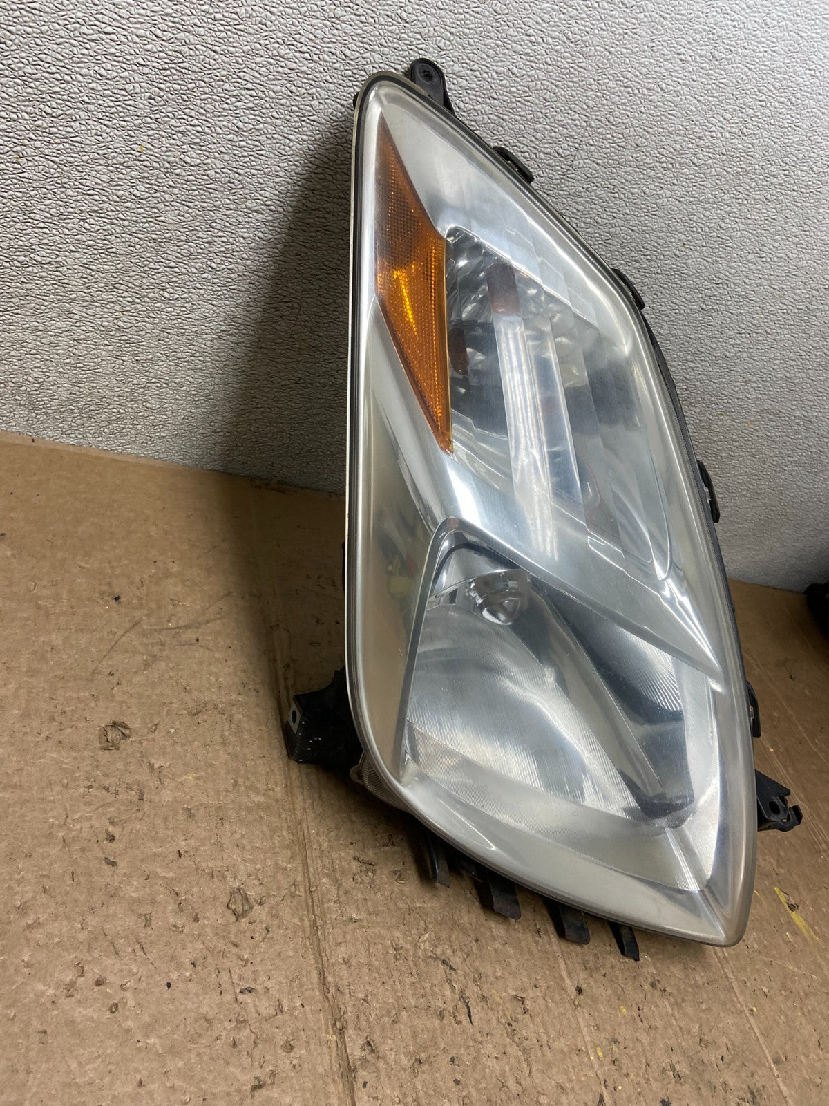 2004-2005 Toyota Prius Right Passenger RH Halogen Headlight AD1106 DW2