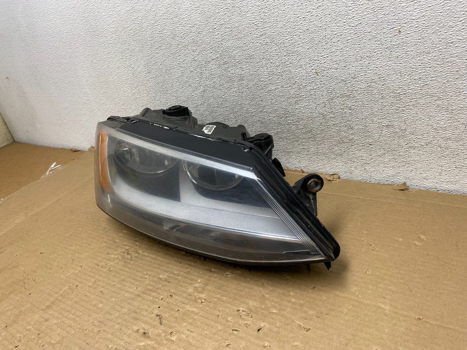 2011 to 2014 Volkswagen Jetta Right Passenger RH Headlight Halogen AG9240 DW2