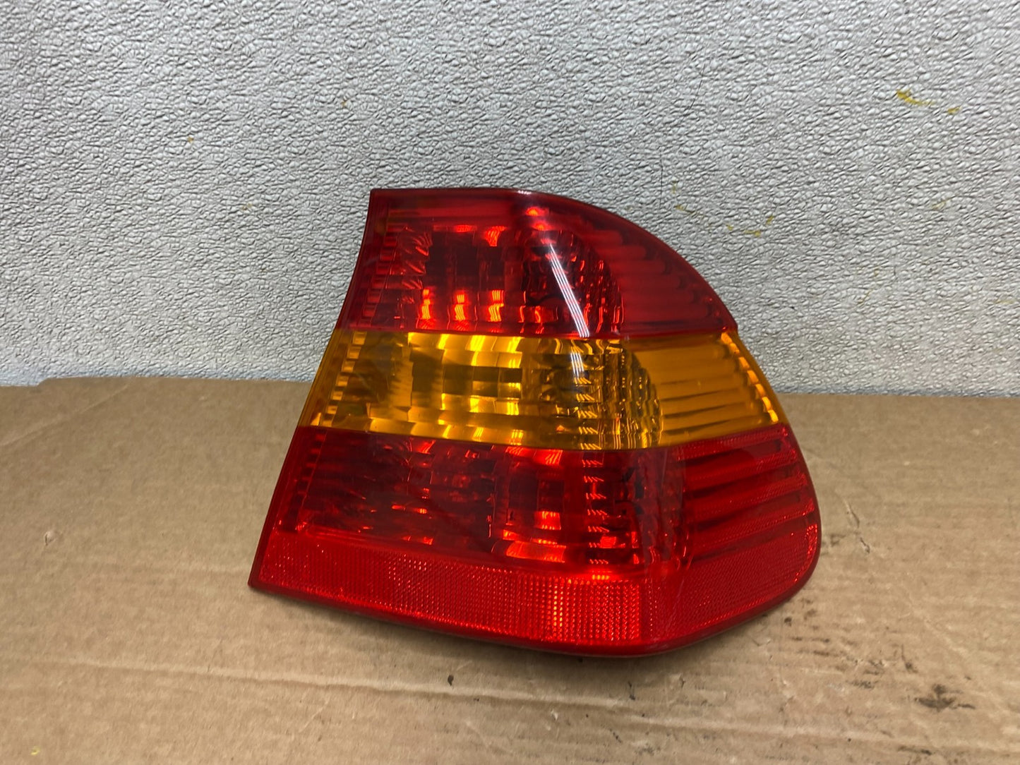 2002 -  2005 BMW 3 E46 Series Right Passenger RH Side Tail Light Z1430 DW0