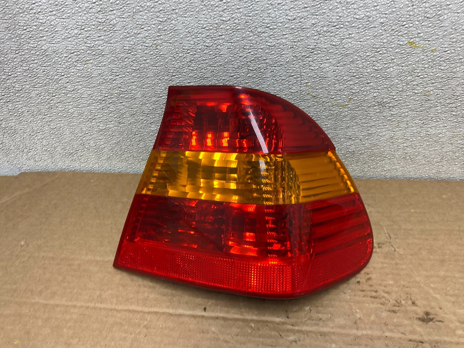 2002 -  2005 BMW 3 E46 Series Right Passenger RH Side Tail Light Z1430 DW0