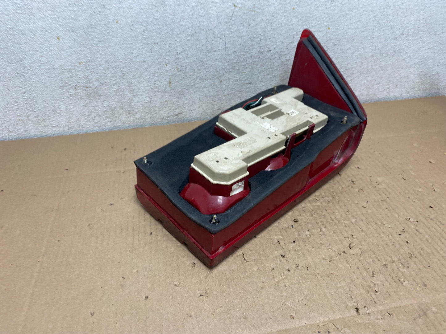 1990 to 1992 Land Rover 800 Right Passenger RH Side Tail Light L7193 DG6