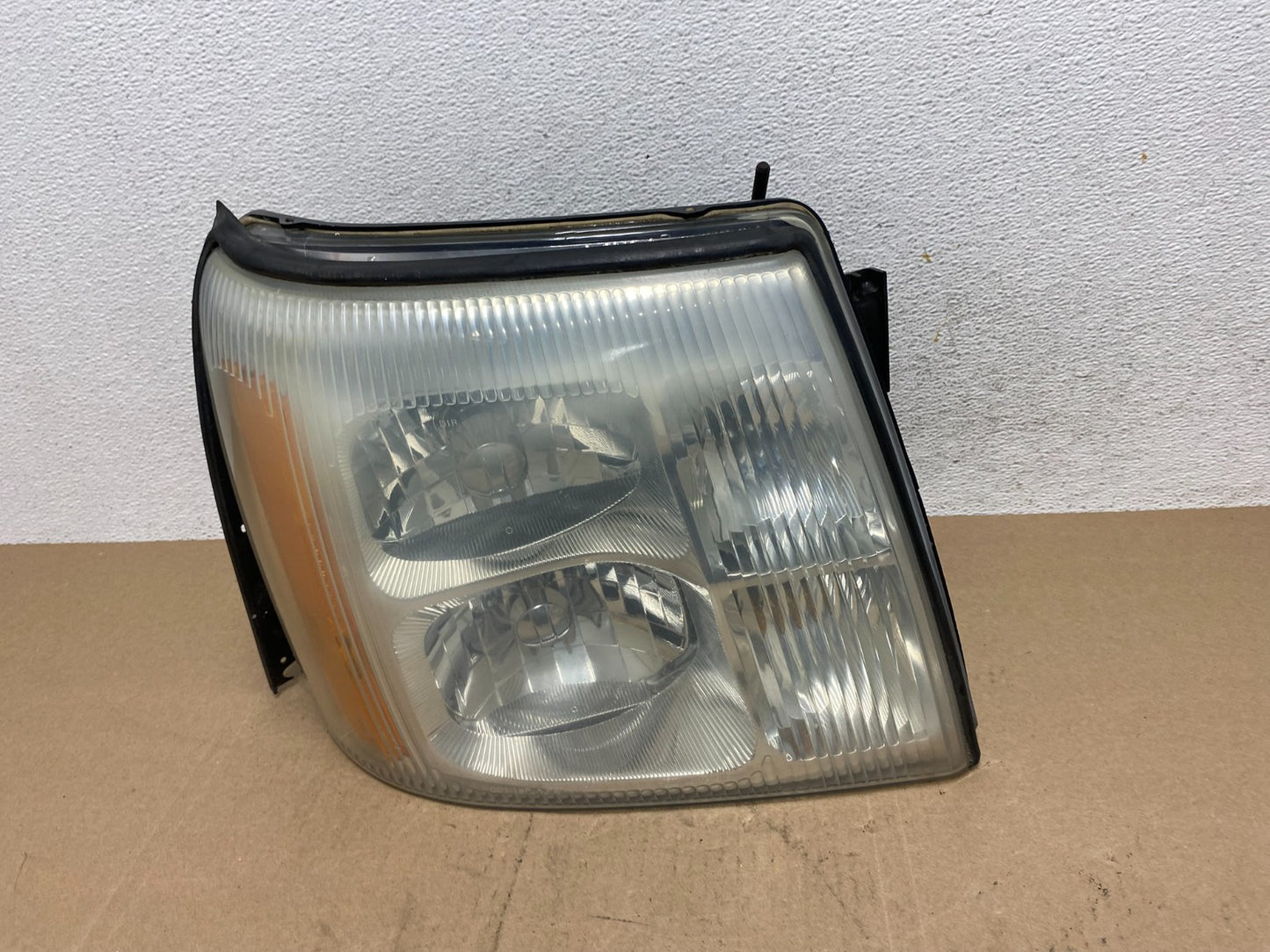 2002-2006 Cadillac Escalade Right Passenger Side Xenon HID Headlight AE66740