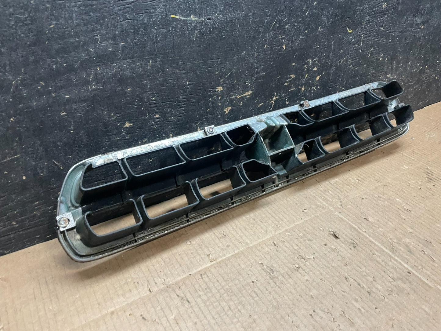 2000 to 2002 Subaru Legacy Outback Grill Grille OEM Y1931 DG5