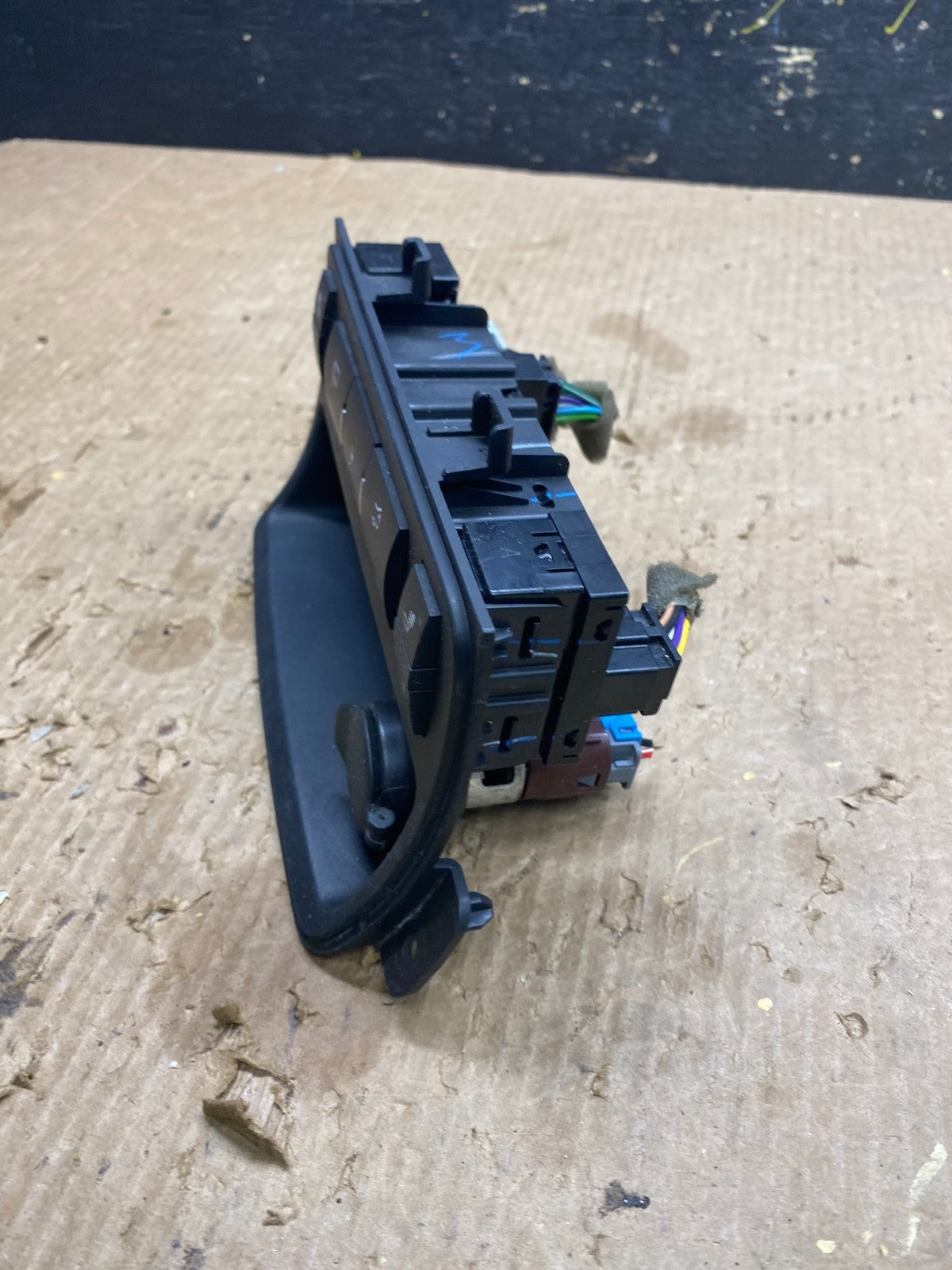 2009 to 2012 Chevrolet Traverse Front Switch Panel 25875989 Z7258 DG2