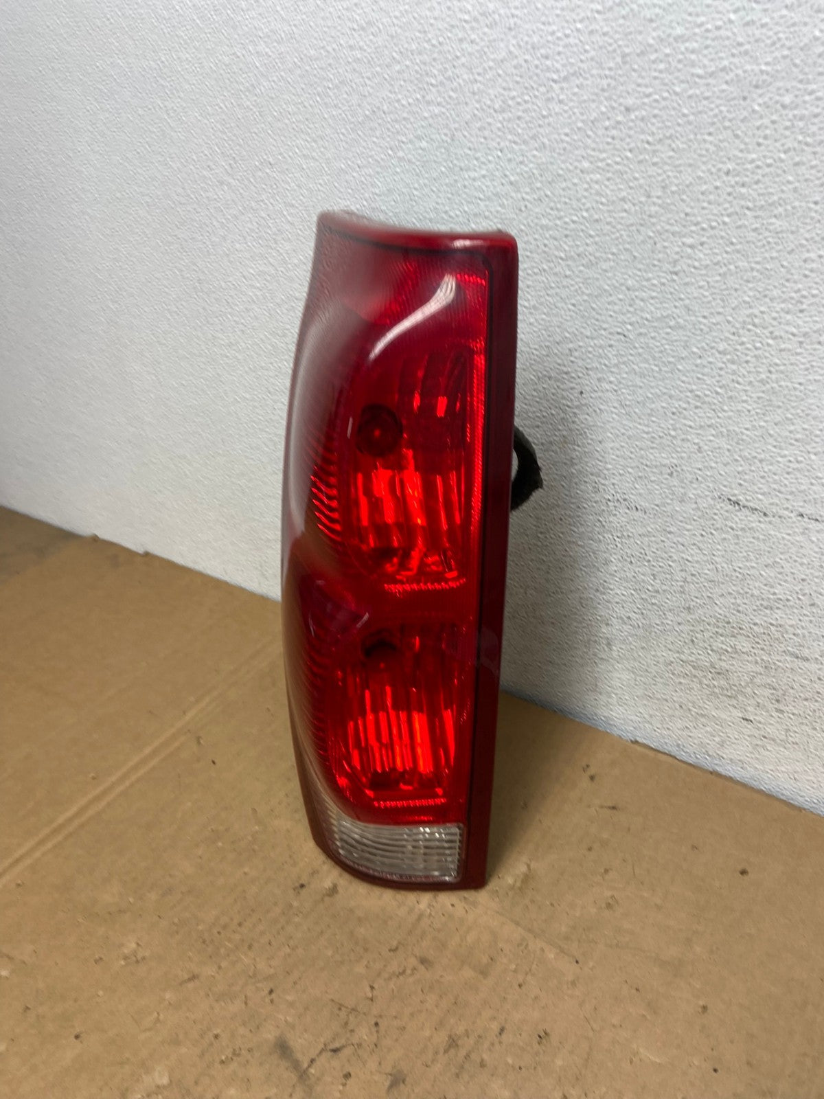 2002 to 2006 Chevrolet Avalanche Left Driver LH Tail Light AD3167 LK1