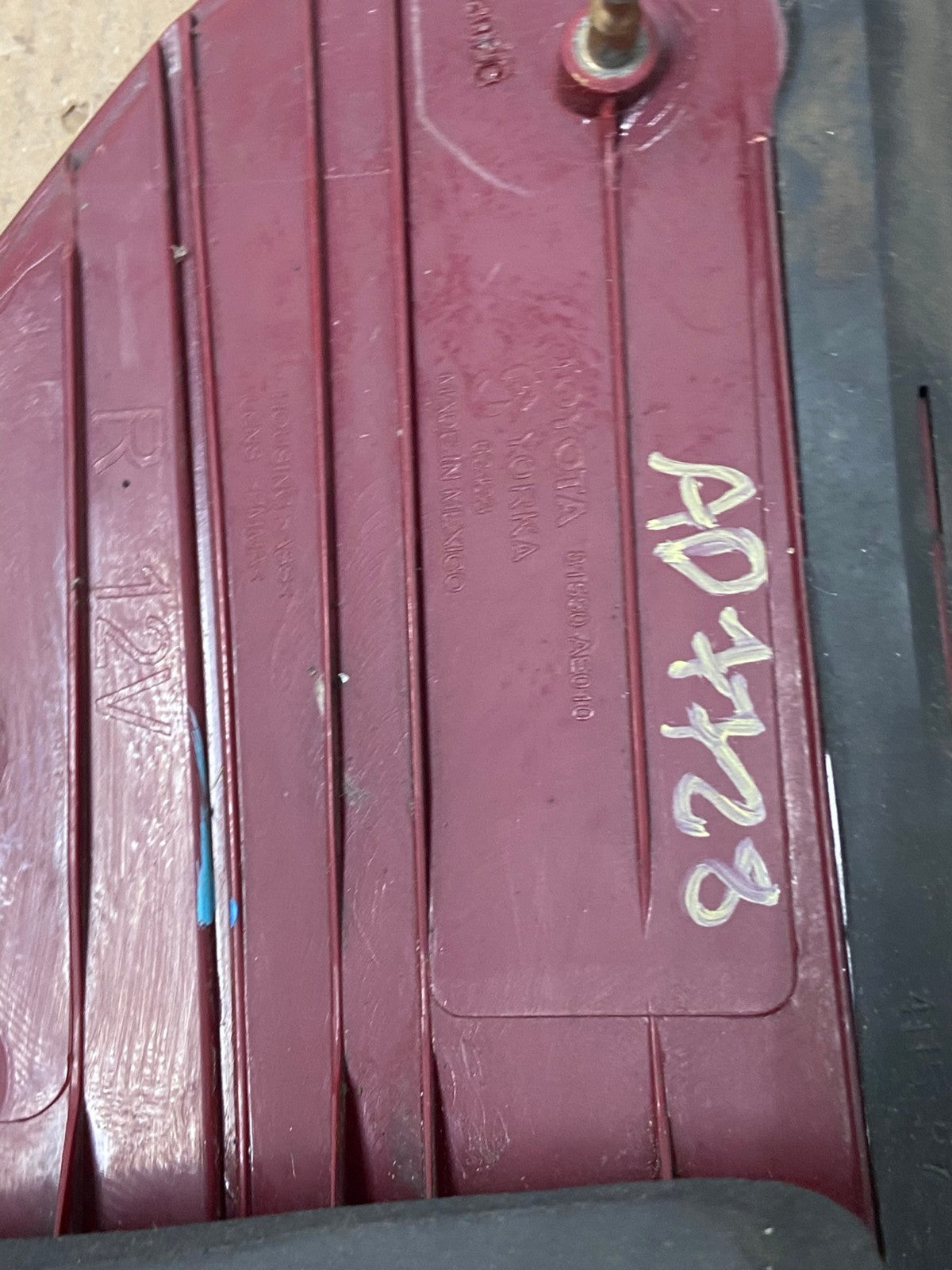 2004-2005 Toyota Sienna Right Passenger Rh Side Tail Light AD7728 LK6
