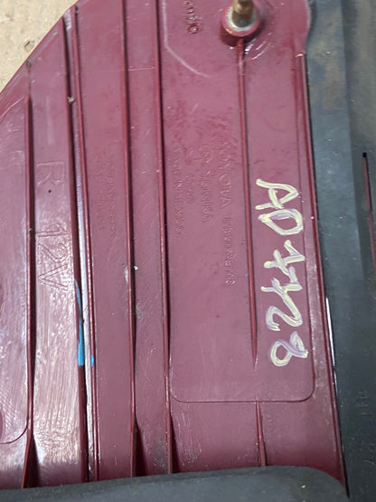 2004-2005 Toyota Sienna Right Passenger Rh Side Tail Light AD7728 LK6