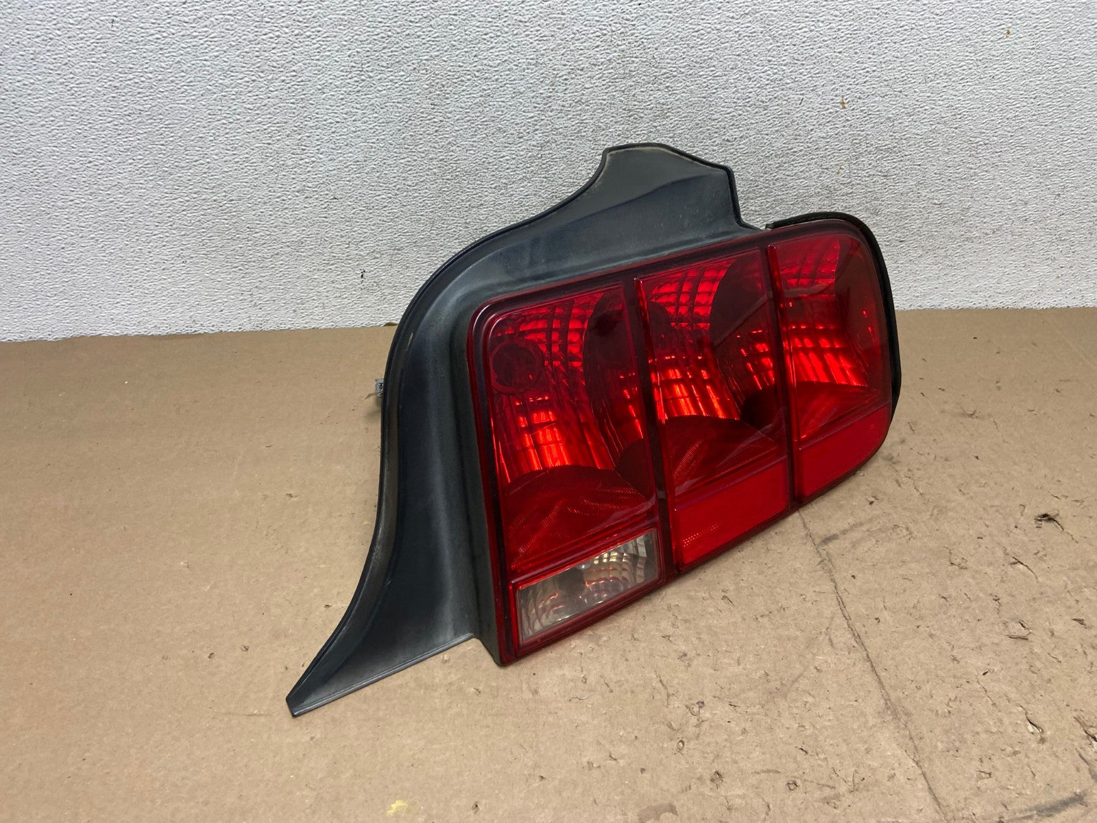 2005 - 2009 Ford Mustang Right Passenger RH Side Tail Light AG5633 LK2