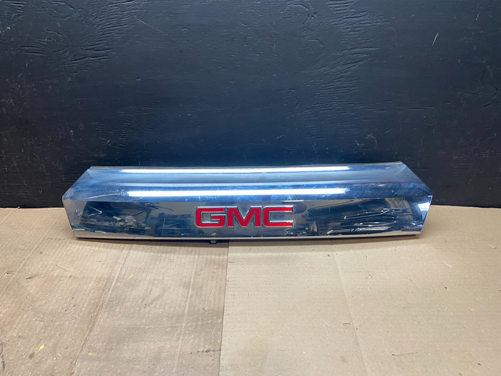 2011-2015 GMC Terrain Tailgate Chrome Finish Molding with Camera Oem E33140