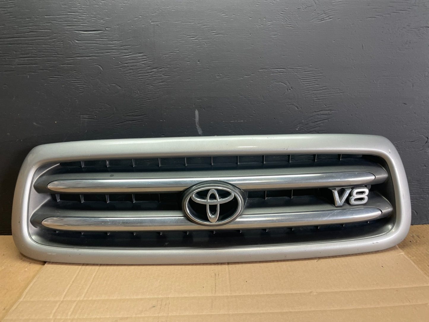 2001 to 2004 Toyota Sequoia Front Upper Grill Grille W/ Emblem Oem AB7578 DG0