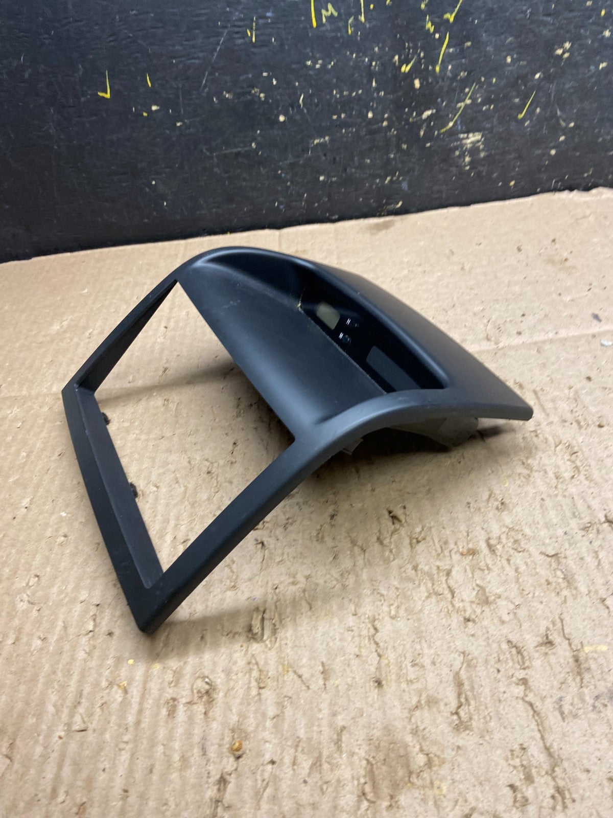 2006-2012 Hyundai Entourage Sedona Center Radio Clock Bezel Air Vent Y7928 DG2