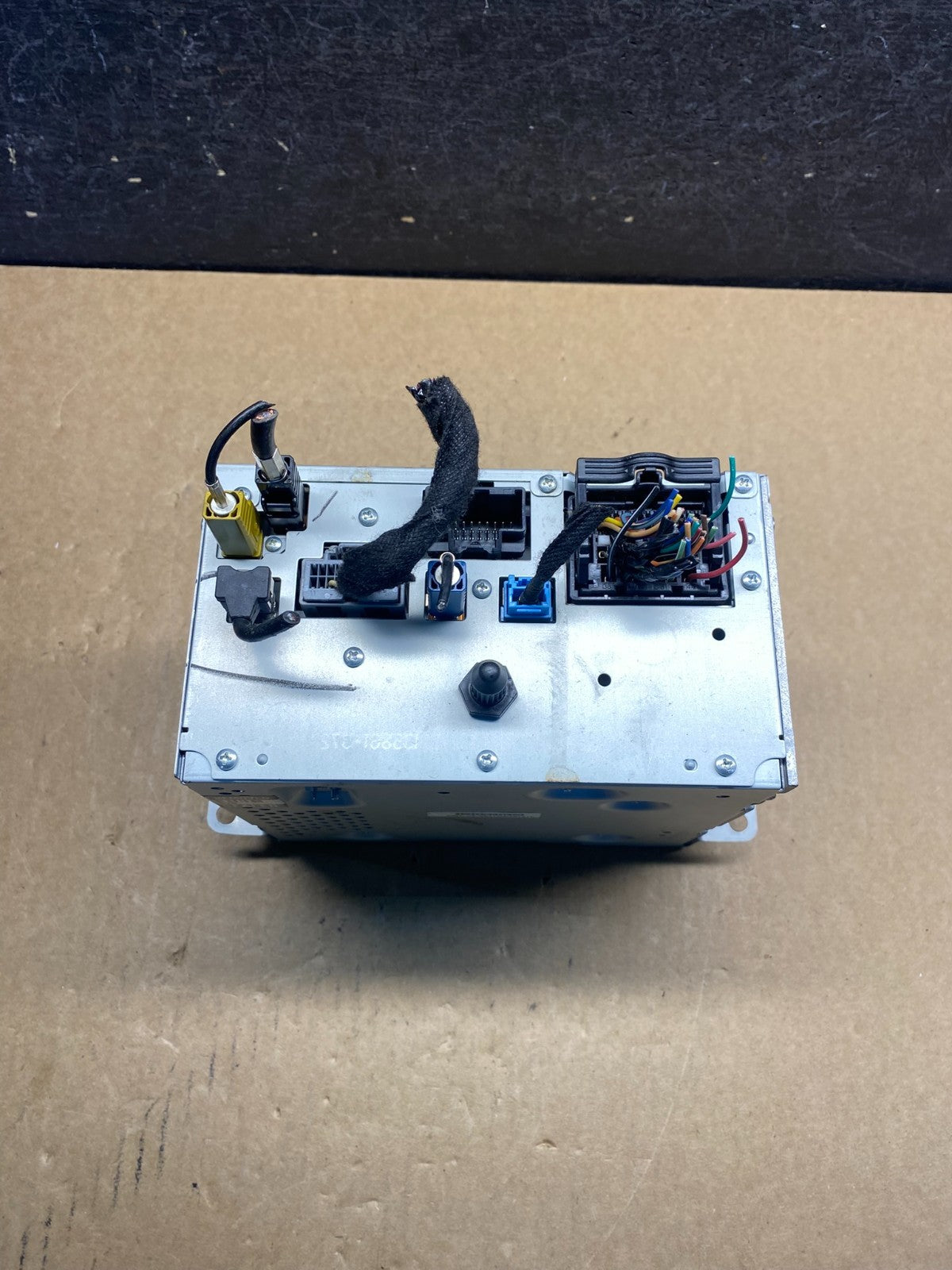 2010 to 2012 Cadillac SRX AM/FM/CD/MP3 Radio Head Unit Receiver AG6049 DG5