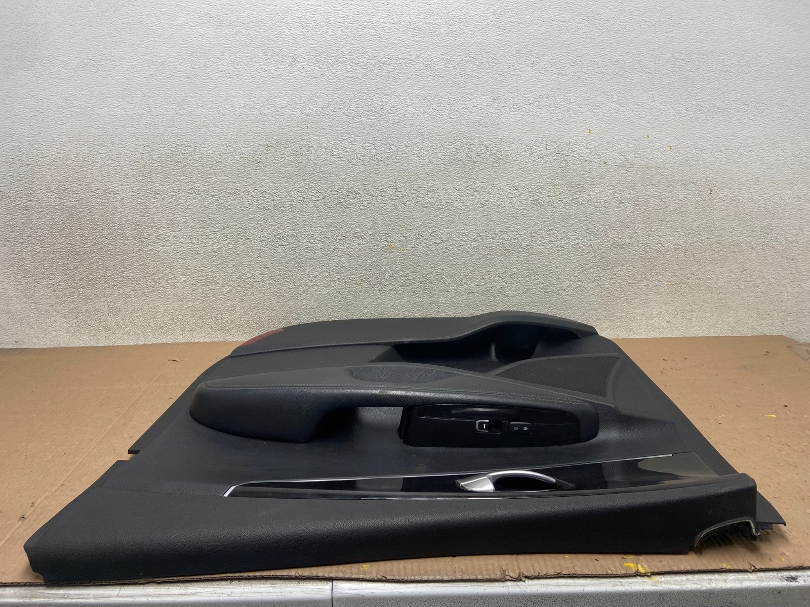 2016 to 2020 Kia Sorento Front Right Passenger RH Side Door Panel Trim Y4923 DG5