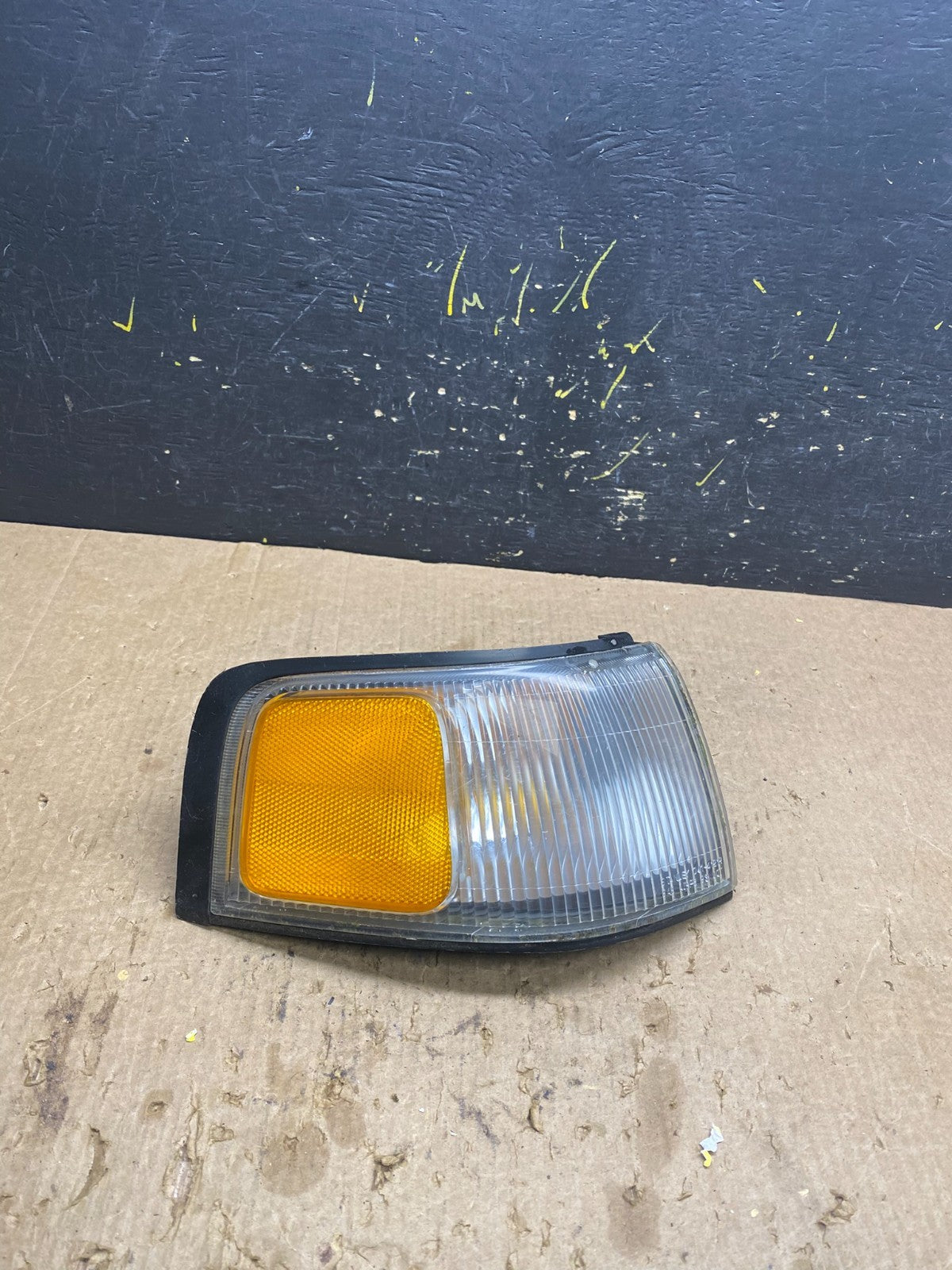 1996 to 1998 Mazda MPV Front Passenger Right Side Turn Signal Z72650