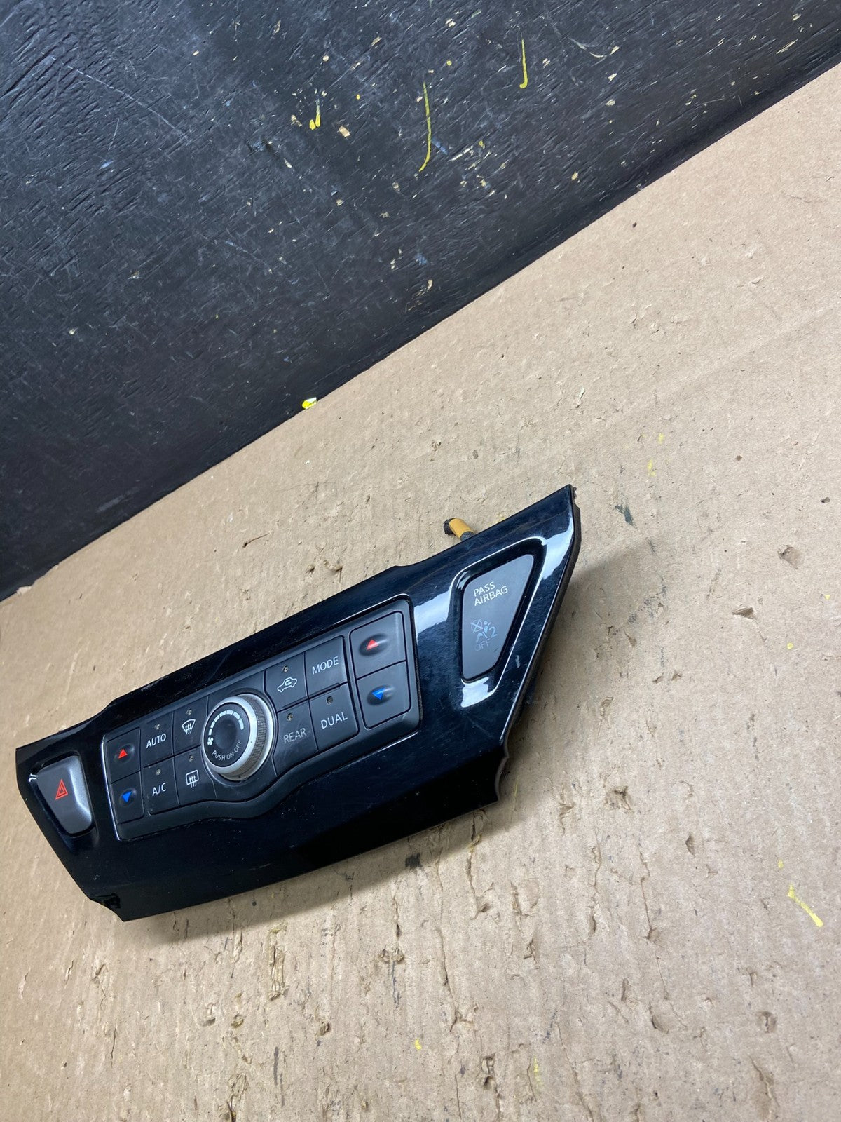 2013 to 2018 Nissan Pathfinder Radio Audio Climate Control T6208 DG2