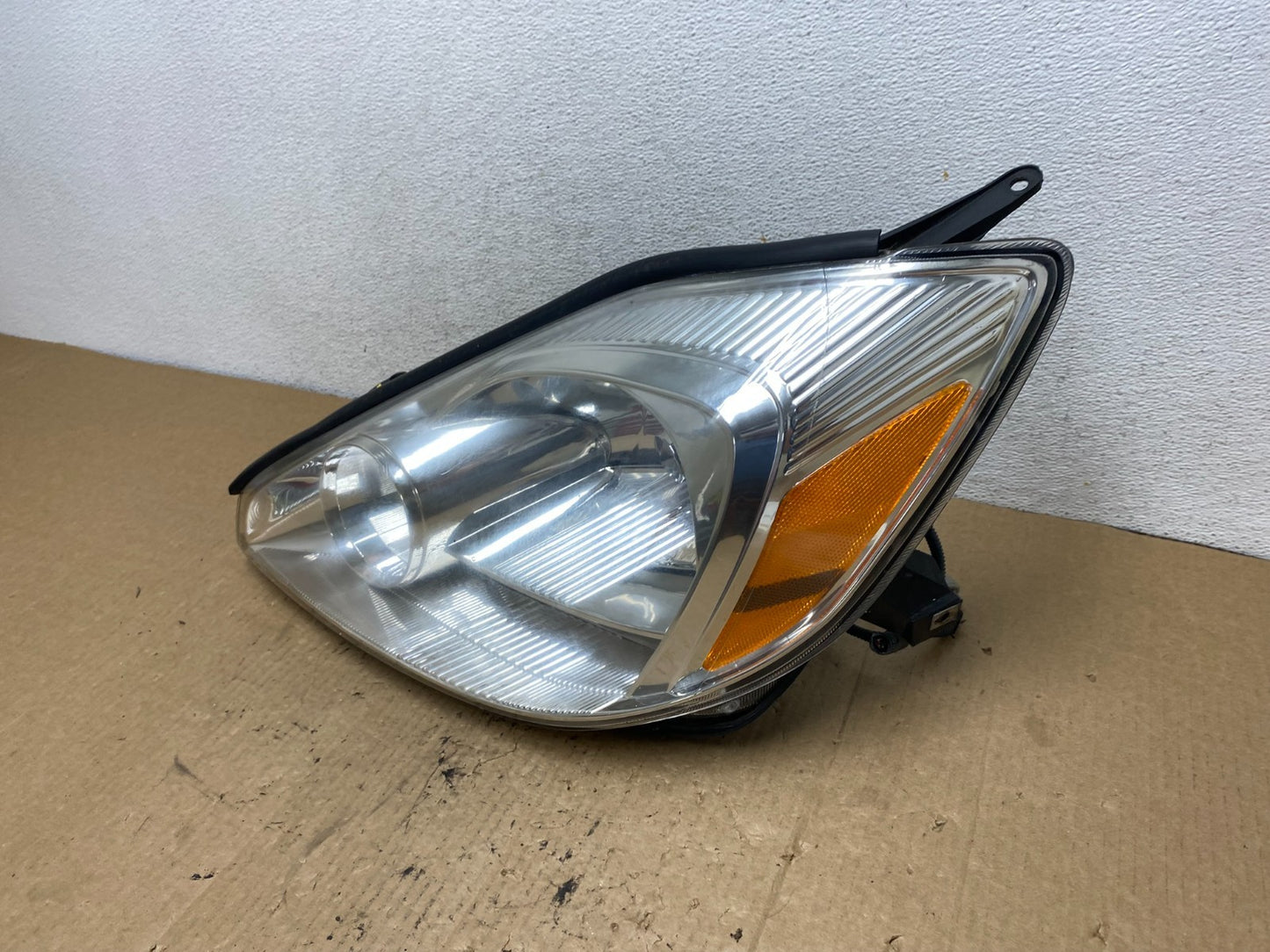2004-2005 Toyota Sienna Left Driver LH Side Xenon Headlight AG2296 DW1