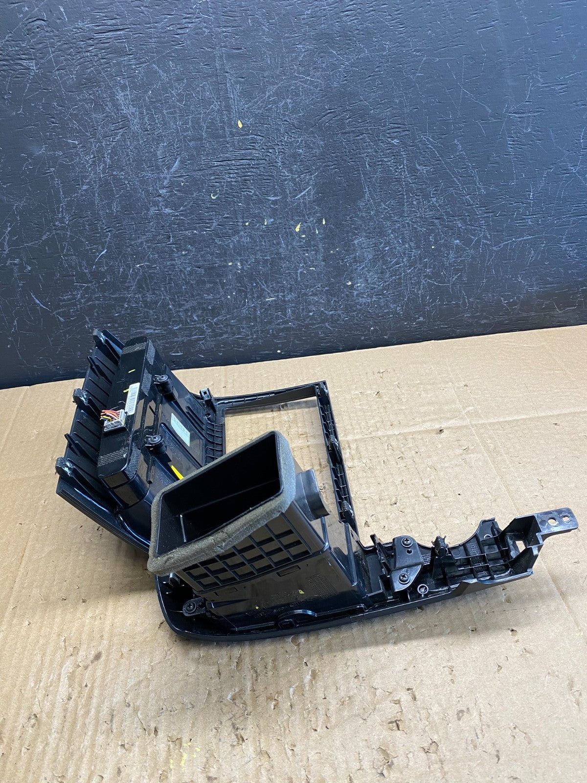2006-2014 Hyundai Entourage Sedona Center Radio Clock Bezel Air Vent AC9631 DG3