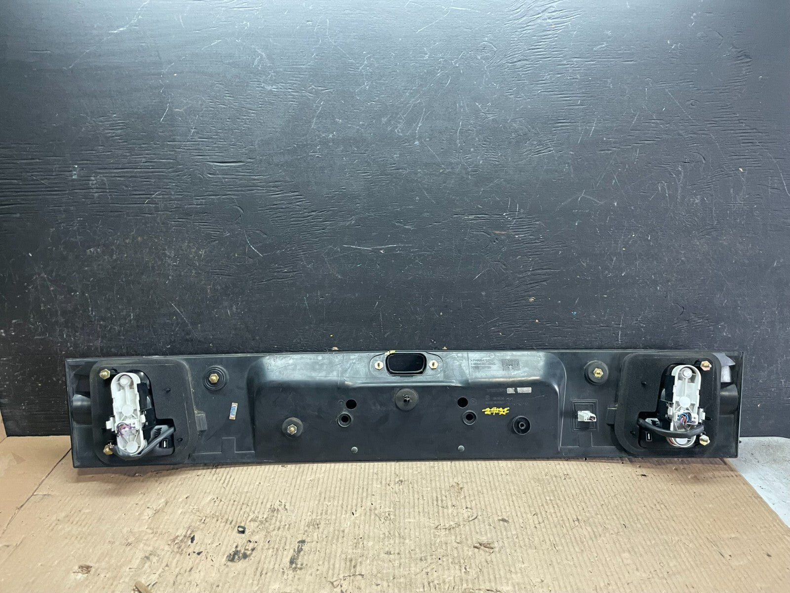 2000-2004 Volvo V40 Center License Plate Trim Panel Tail Inner Light L9386 DG8