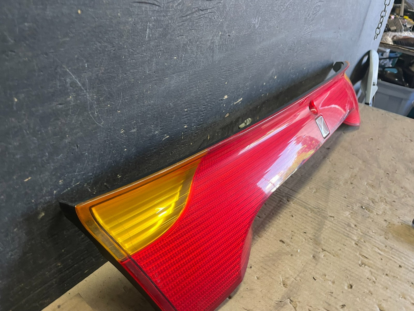 2001 to 2002 Saturn SC1 Trunk Rear Center Tail Light Panel OEM r5363 DG2