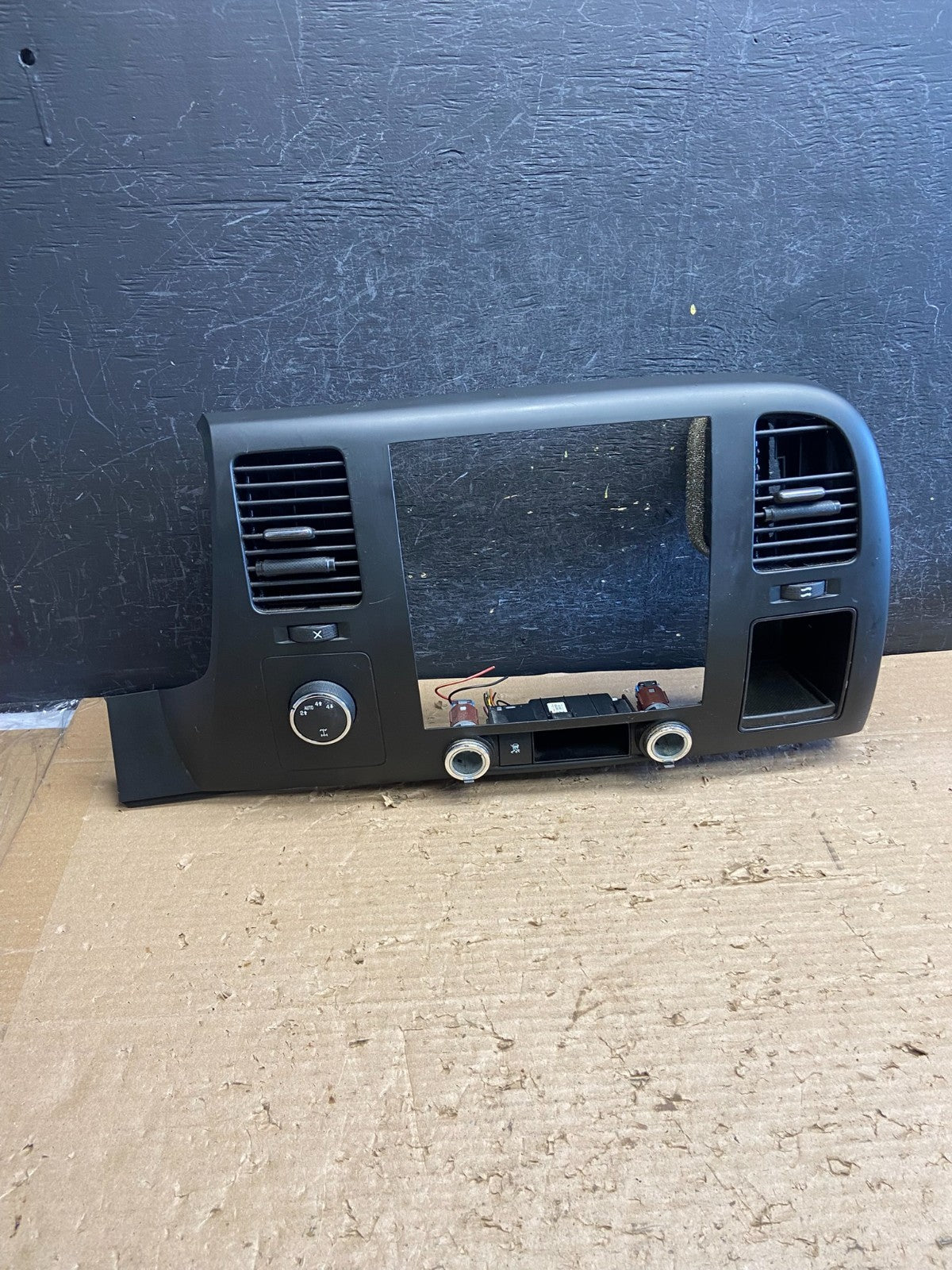2007 to 2014 Silverado Sierra Center Console Radio Bezel Air Vents ag8681 DG0