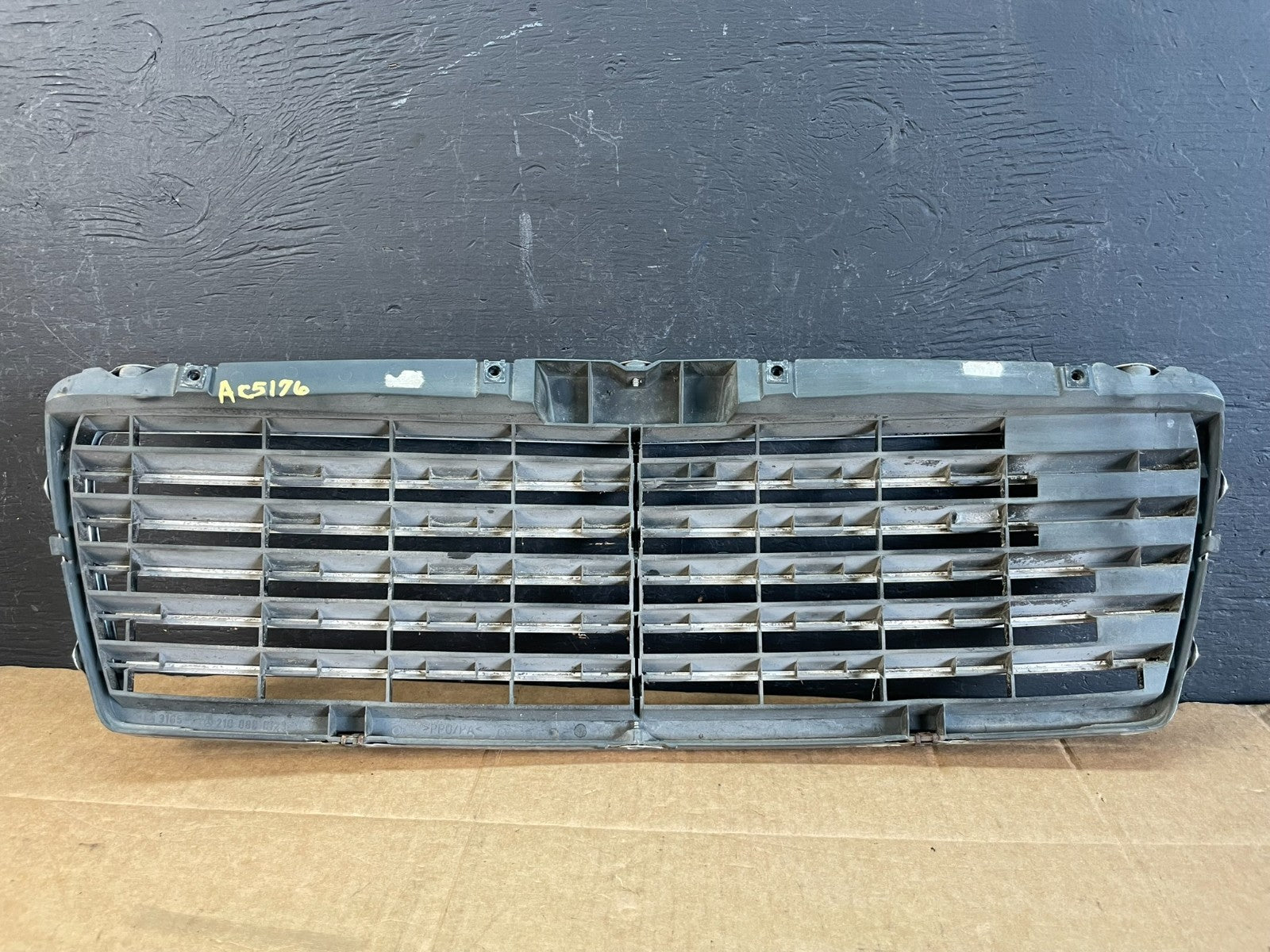 1996 to 1999 Mercedes Benz E320 Front Grill Grill 2108880123 AC5176 DG3
