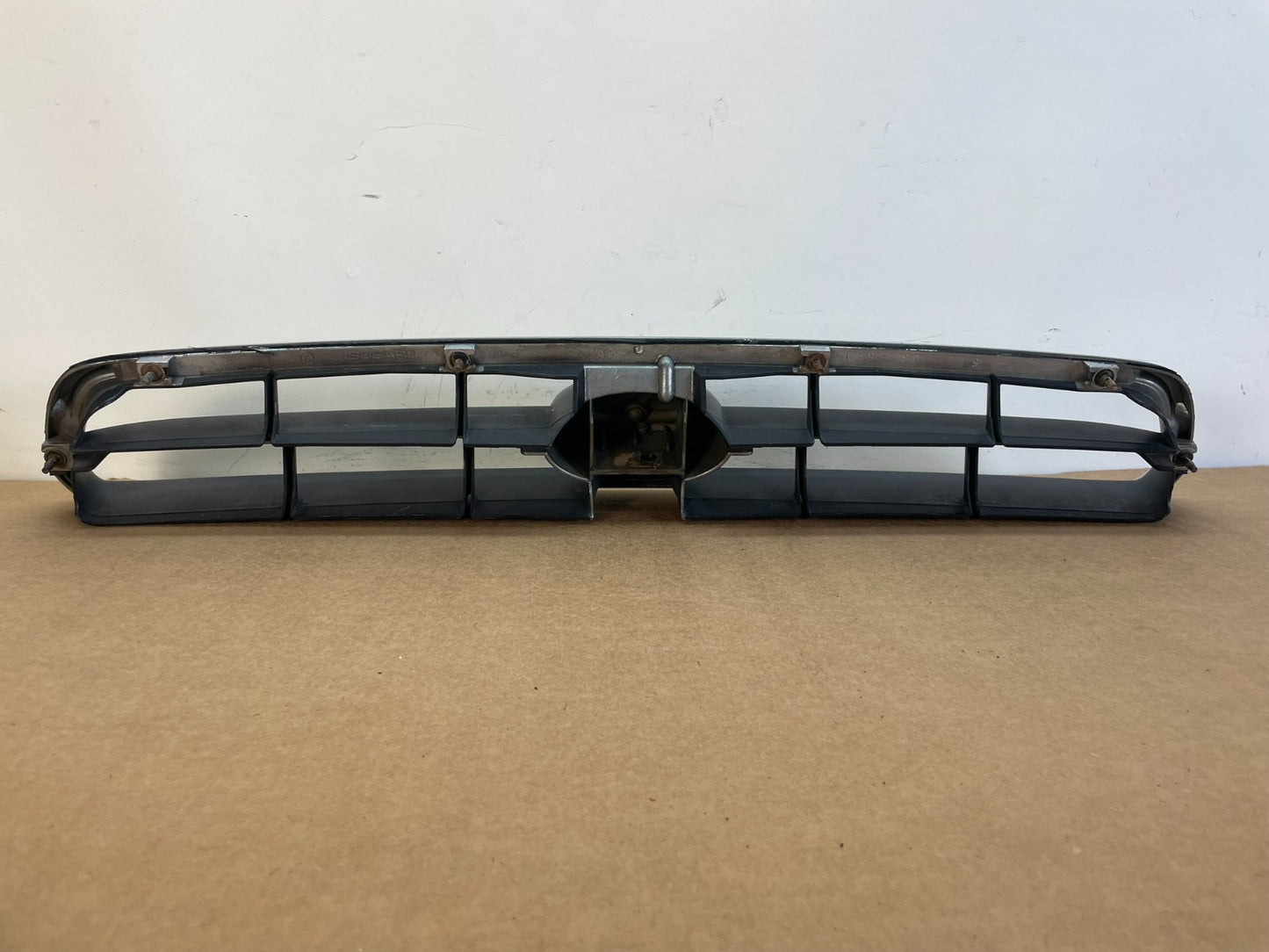 2000 to 2002 Subaru Outback Legacy Center Grille 91121AE010 AF85364