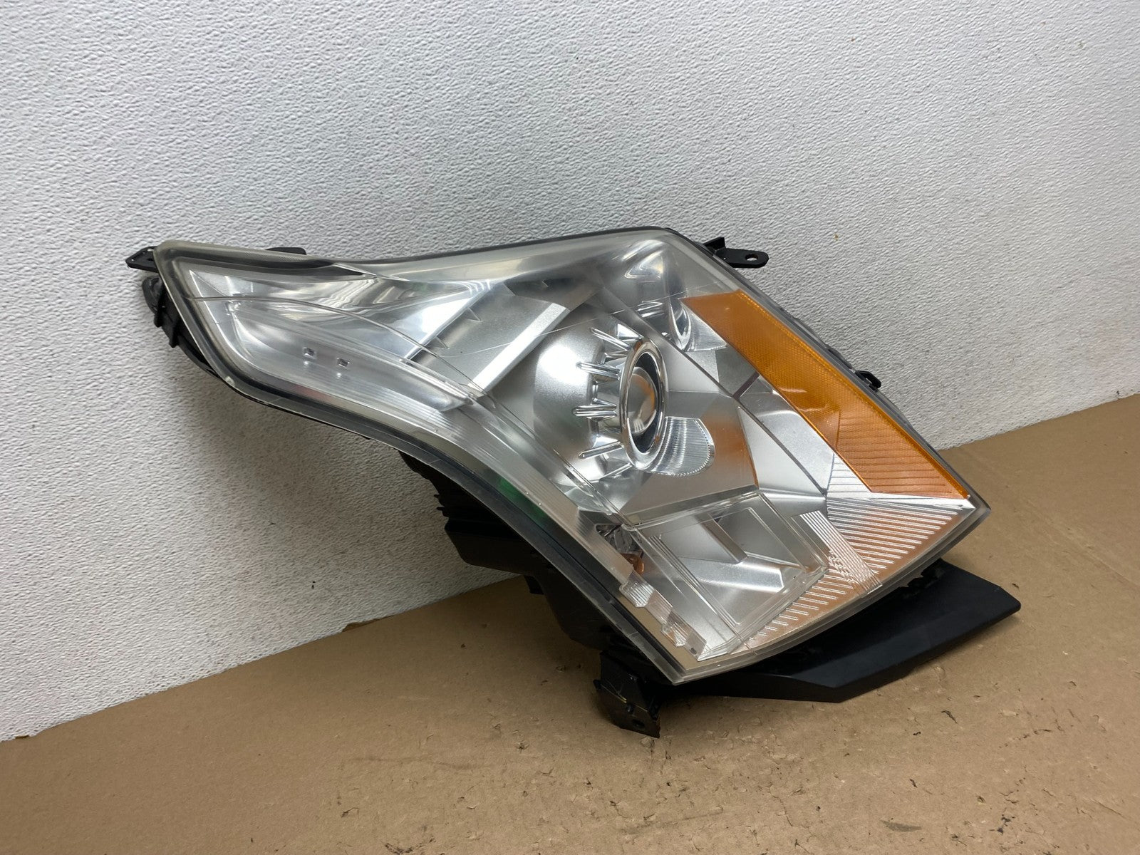 Halogen 2010 to 2016 Cadillac SRX Right Passegner Side Headlight AG4363 DW2