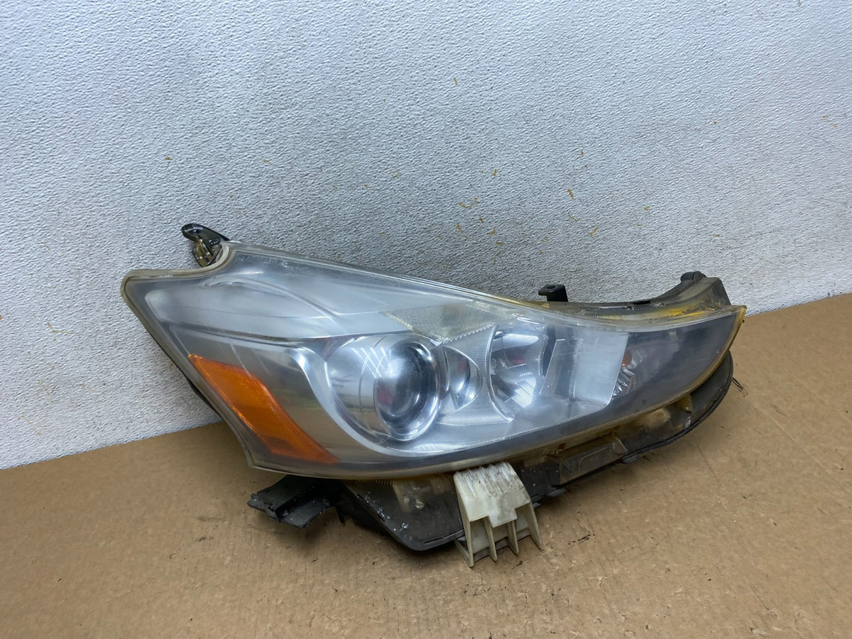 2015 - 2017 Toyota Prius V Right Passenger Side Halogen Headlight AI3553 DW0