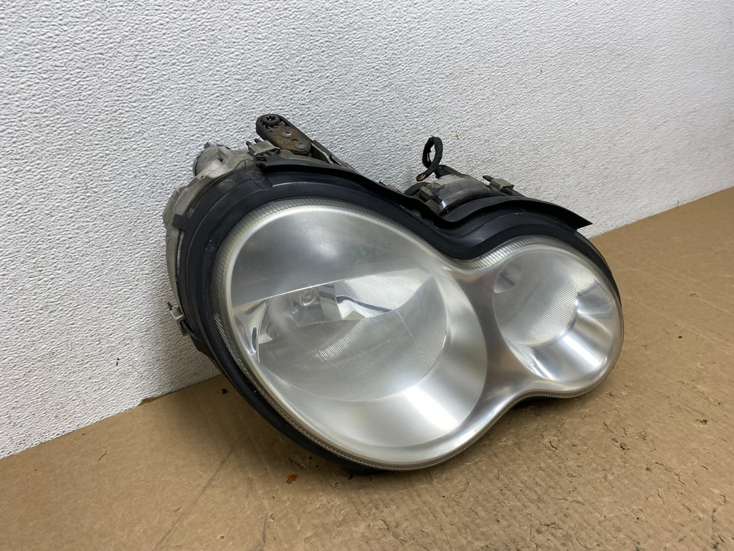 2005 to 2007 Mercedes-Benz C-Class Right Passenger Side Headlight AG1202 DW2
