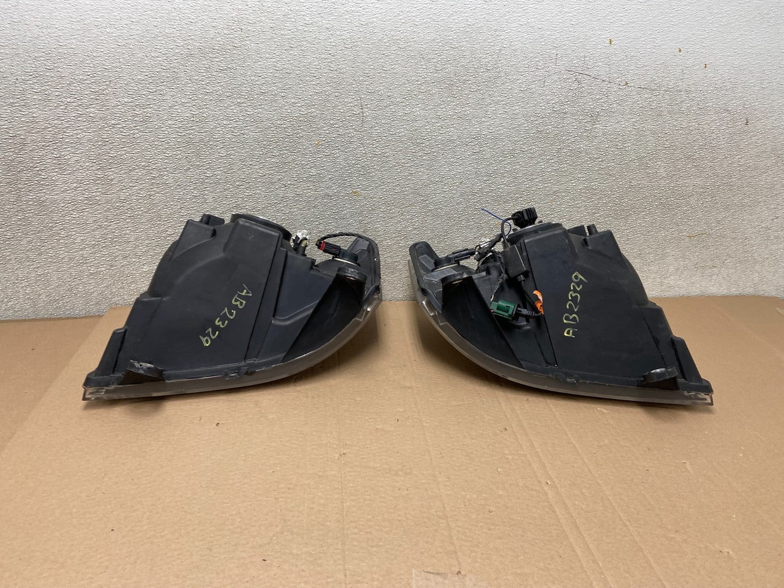 2008 to 2010 Dodge Caravan Left+Right Set Side Halogen Headlights AB2329 DW10