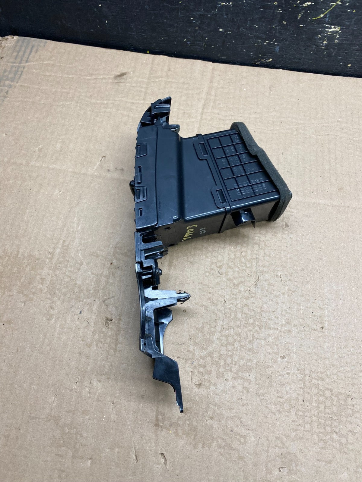 2006 - 2012 Kia Sedona Entourage Left Driver Center Air Vent y9903 DG2
