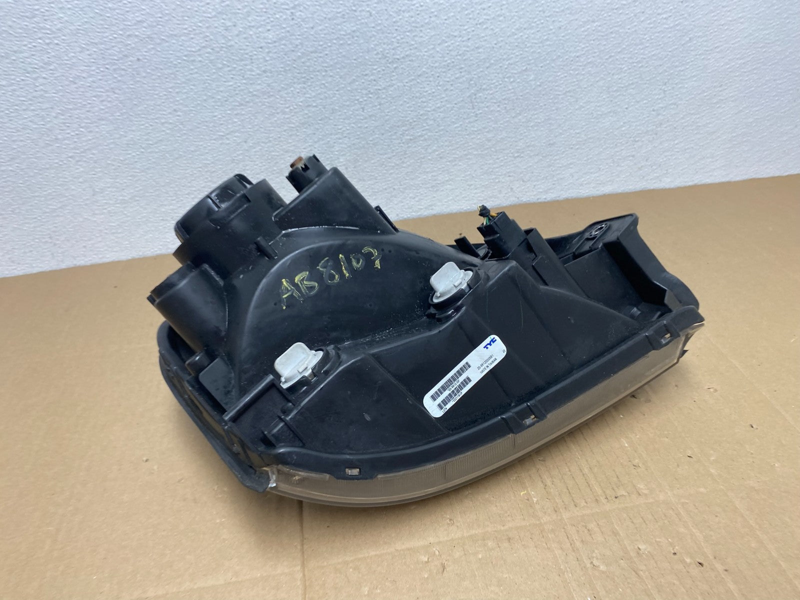 2005 to 2008 Hyundai Tucson Left Driver LH Side Headlight TYC AB8107 DW7