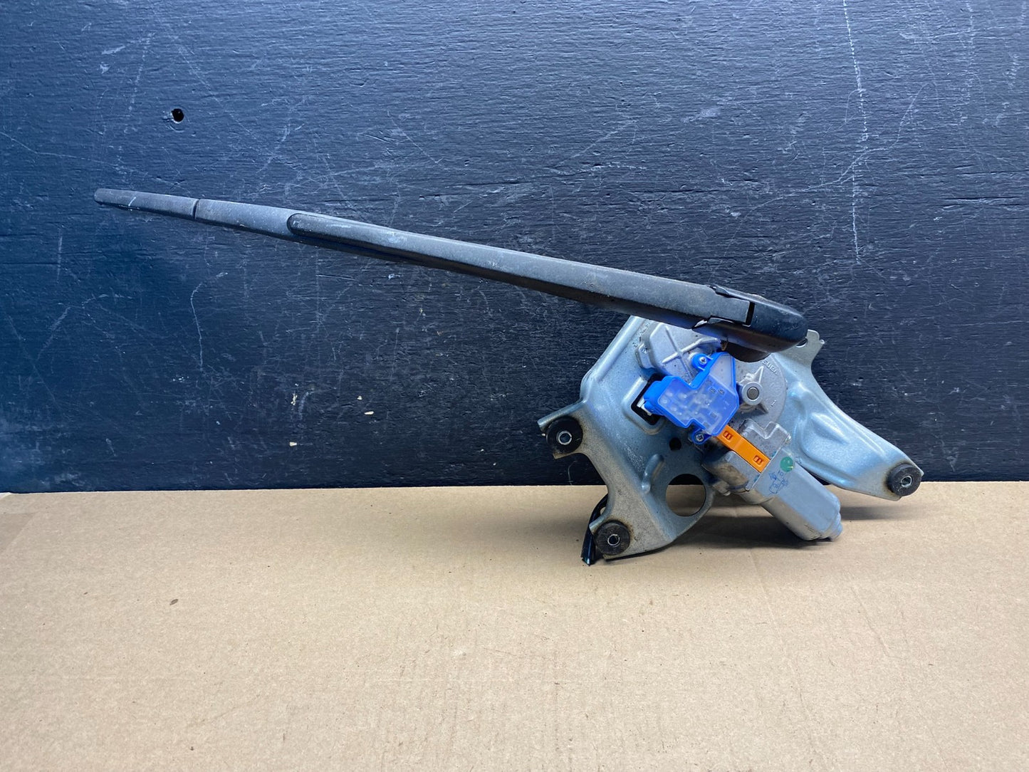 2010 to 2014 Subaru Outback Rear Windshield Wiper Motor AE73890