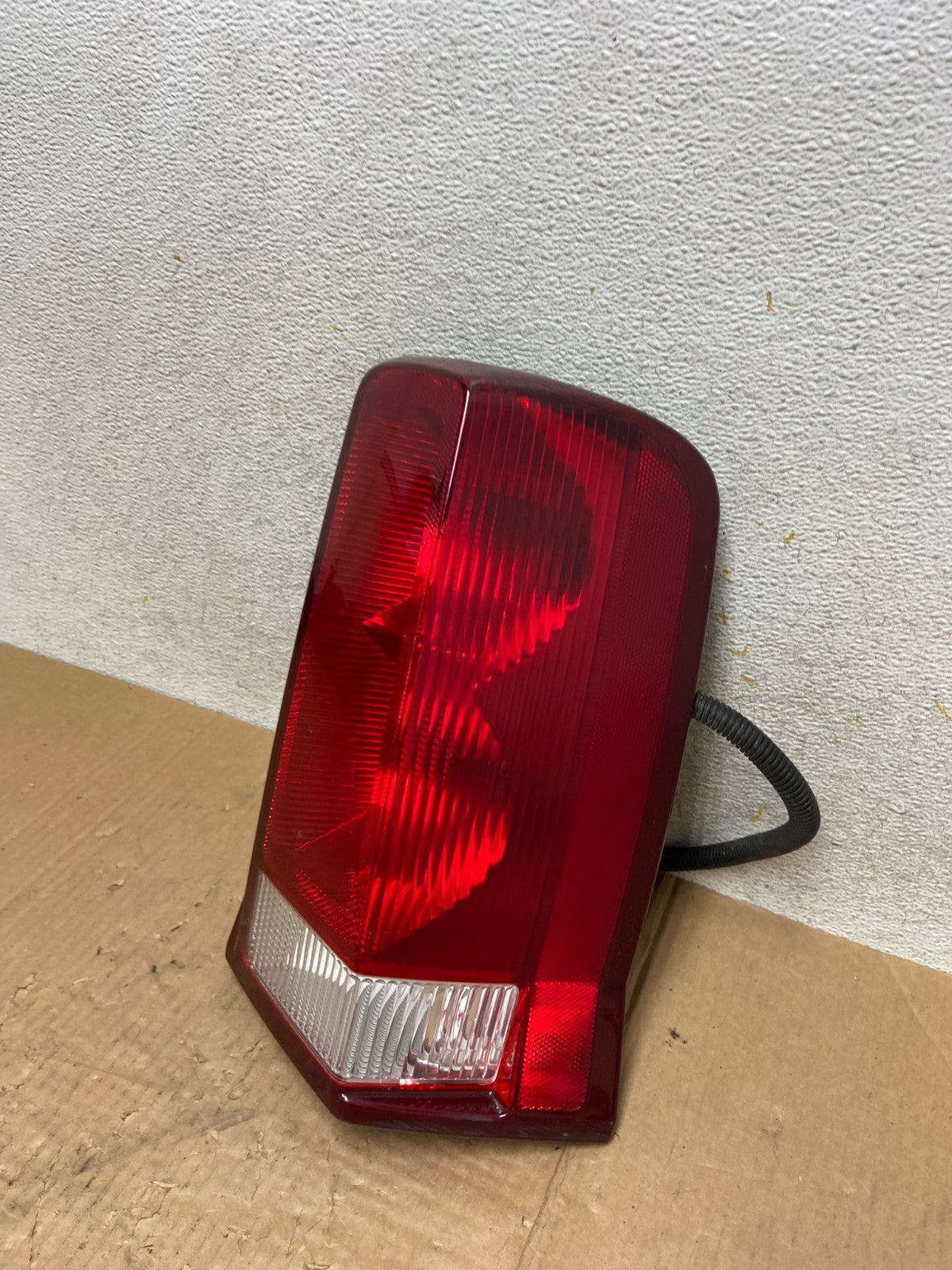 2002 to 2006 Cadillac Escalade Right Passenger Side Tail Light AI4752 LK1