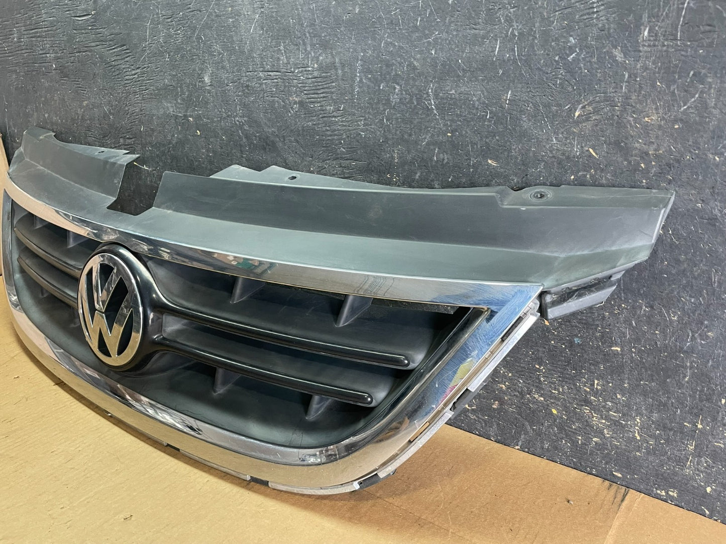 2009 to 2014 Volkswagen Routan Front Upper Grill Grille OEM z8242 DG2
