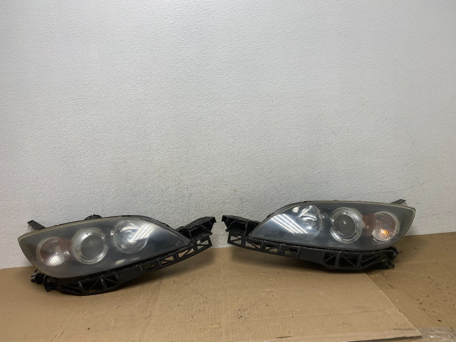 2004 to 2009 Mazda 3 Hatchback Left+Right Side Headlights AE6790 DW0