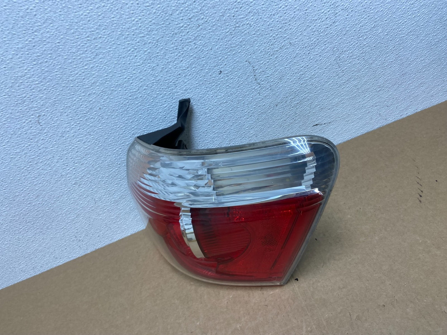 2007 to 2012 GMC Acadia Halogen Tail Light Right Passenger RH Side AC0008 DW1