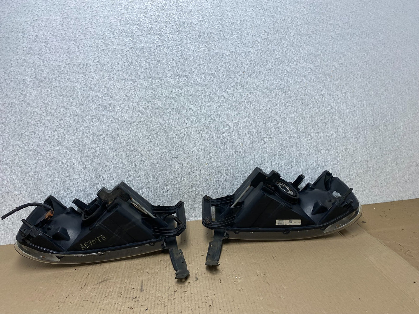 2002 to 2005 Dodge Ram Left+Right Side Halogen Headlights AE7098 DW7