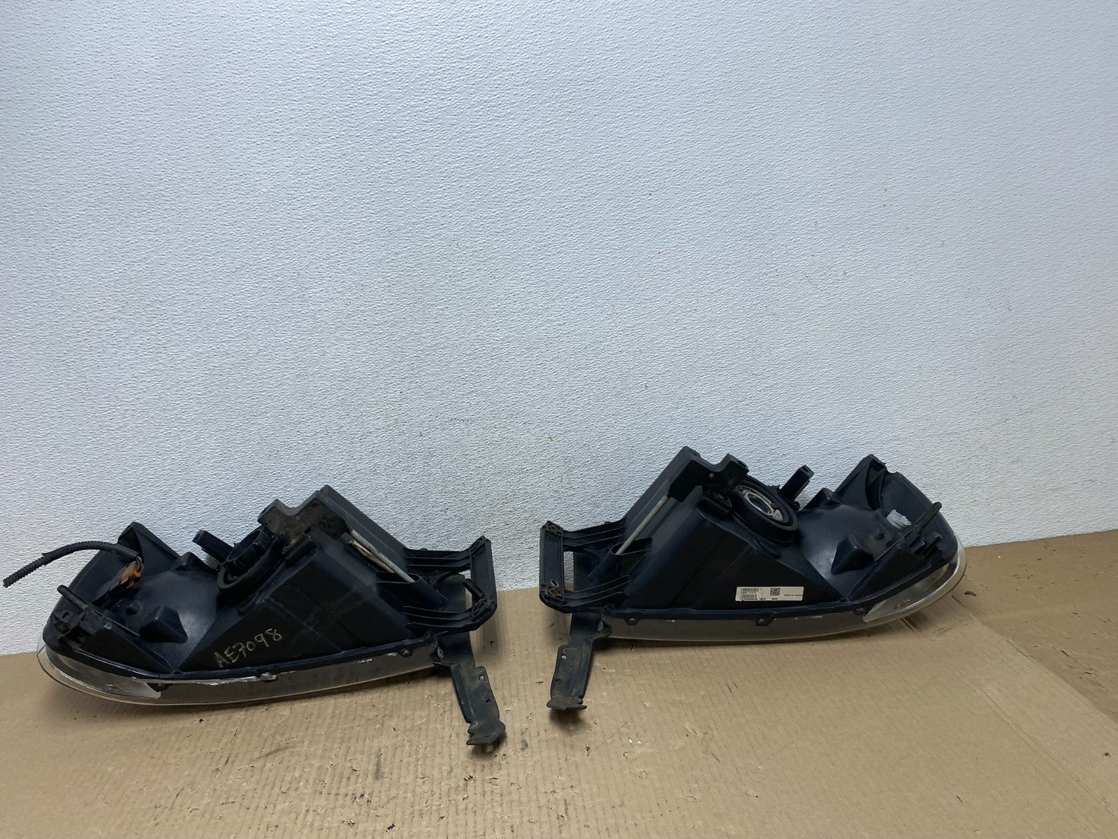 2002 to 2005 Dodge Ram Left+Right Side Halogen Headlights AE7098 DW7